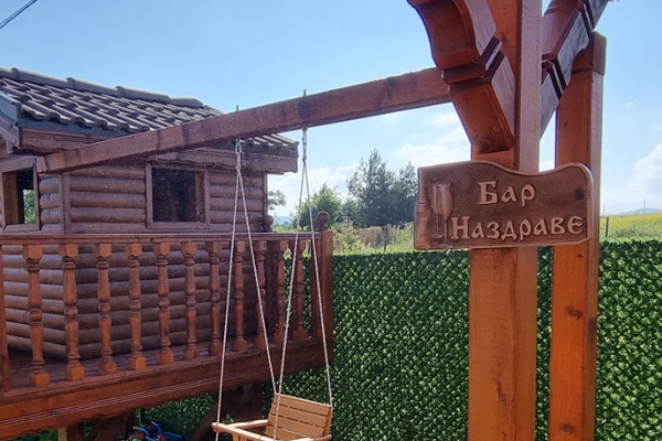 Дърворезбована табела с бутилка и чаши